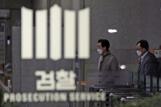 현행법상 검사는 탄핵이나 금고 이상의 형을 선고받은 경우를 제외하곤 파면되지 않는다. 이재명 더불어민주당 대선 후보는 이를 검사 특혜로 보고 징계를 통한 파면이 가능하도록 법을 개정하겠다고 공약했다. 뉴스1