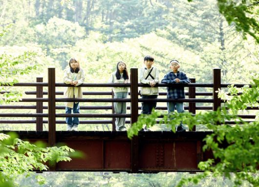 광릉숲 곳곳에는 관람객을 위한 관람용 데크·벤치·다리 등이 있다. 서지안 학생기자·김로아 학생모델과 변우빈·이한호 학생기자(왼쪽부터)가 다리 위에 서서 광릉숲을 감상했다.