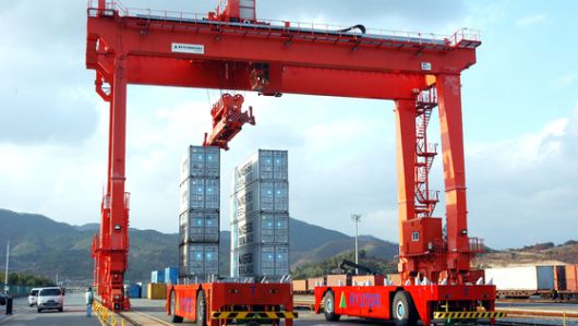 HD현대삼호의 RMG크레인. 운송차량이 싣고 온 컨테이너를 야드에 적재하는 역할을 한다. 사진 HD현대삼호