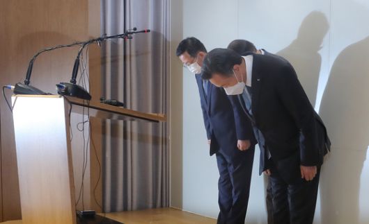 허영인 SPC그룹 회장(오른쪽)을 비롯한 계열사 관계자들이 지난 2022년 10월 21일 오전 서울 서초구 SPC그룹 양재사옥에서 열린 계열사 SPL에서 발생한 사고 관련 대국민 사과 및 재발방지 대책 기자회견에서 고개 숙여 사과하고 있다. 뉴스1
