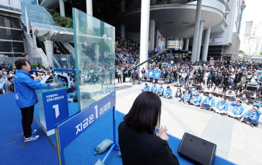 지난해 9월 21일(현지시가) 노스캐롤라이나주 윌밍턴 에어로 센터에서 열린 유세 집회 중 발언을 마친 도널드 트럼프 당시 대선후보가 방탄유리 뒤에서 춤을 추고 있다. AFP=연합뉴스