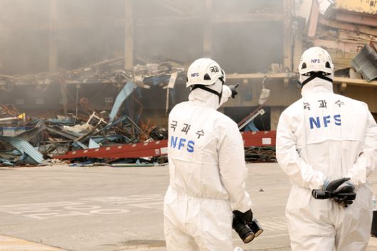 금호타이어 광주공장 화재 발생 사흘째인 19일 광주 광산구 금호타이어 2공장에서 국립과학수사연구원 관계자들이 화재 현장을 조사하고 있다. 뉴스1