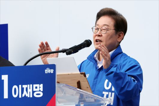 이재명 더불어민주당 대선 후보가 19일 오후 서울 영등포구 타임스퀘어 앞에서 열린 유세에서 이 후보 지지 선언을 한 허은아 전 개혁신당 대표와 인사하고 있다. 전민규 기자