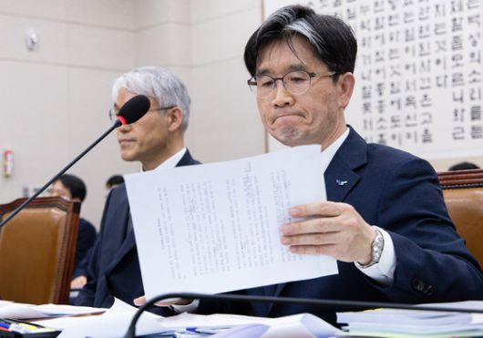 오동운 고위공직자범죄수사처(공수처) 처장이 지난 3월 12일 오후 서울 여의도 국회에서 열린 제423회 국회(임시) 법제사법위원회 제1차 전체회의에서 의원 질의에 답변을 마친 후 자료를 정돈하고 있다. 뉴스1