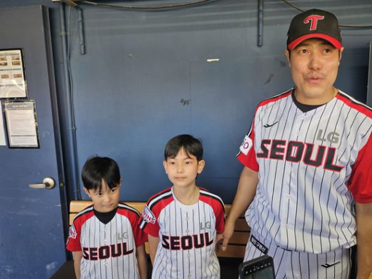 LG 김진성(오른쪽)이 18일 잠실 KT전을 마친 뒤 아들인 민찬(가운데), 리호 군과 잠시 이야기를 나누고 있다. 고봉준 기자