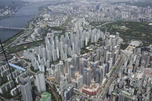 이번 21대 대선 후보들의 공통적인 부동산 공약이 재건축,재개발 활성화다. 사진은 재건축 공사가 진행 중인 서울 잠실 일대 아파트 밀집지역. [뉴시스]