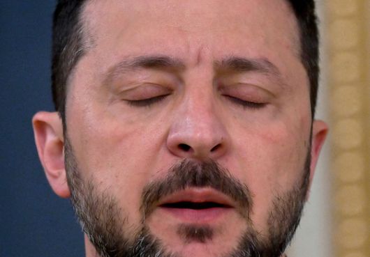 블라디미르 푸틴 러시아 대통령이 19일(현지시간) 러시아 소치 외곽 시리우스 과학 예술 공원에서 도널드 트럼프 미국 대통령과 전화 통화와 관련한 언급을 하며 미소를 짓고 있다. AP=연합뉴스