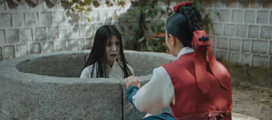 '귀궁'의 수살귀(송수이). 물귀신의 다른 말로, 물에 들어온 사람들을 끌어들여 익사시킨다고 알려진 귀신이다. 여리는 중궁전 후원 우물에 사는 수살귀를 통해 팔척귀의 정체를 알게 된다. 사진 SBS