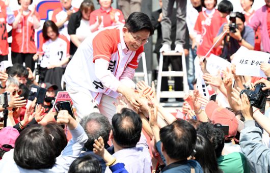국민의힘 김문수 대선후보가 20일 오후 서울 강서구 남부골목시장 입구에 마련된 유세차량에 올라 자신은 방탄복을 입지 않았다고 발언하고 있다. 임현동 기자/20250520
