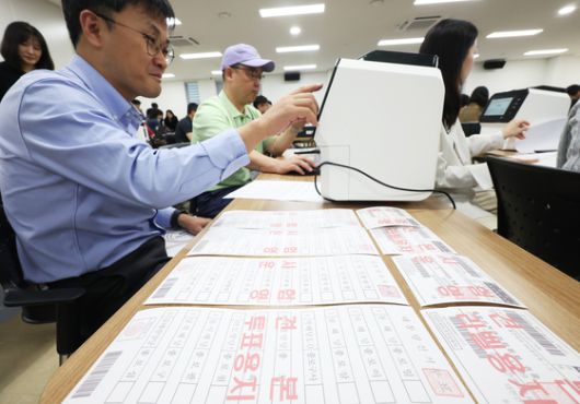 지난 1일 경기도 수원시 권선구 중앙선거관리위원회 선거연수원에서 열린 '제21대 대통령선거 공관 재외선거 담당자 투표관리 교육'에서 참석자들이 재외투표용지 발급기 운영 실습을 하고 있다. 연합뉴스