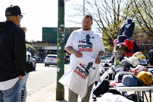 교황이 배트를 든 이미지의 티셔츠를 든 야구팬. 로이터=연합뉴스