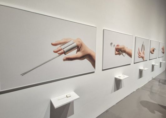 부산현대미술관 전시 '열 개의 눈'에 나온 라움콘의 '한 손 프로젝트'. 뇌출혈 이후 왼손을 쓰게 된 작가가 스스로 식사할 수 있게 고안한 수저다. 관객들도 착용해볼 수 있다. 부산=권근영 기자