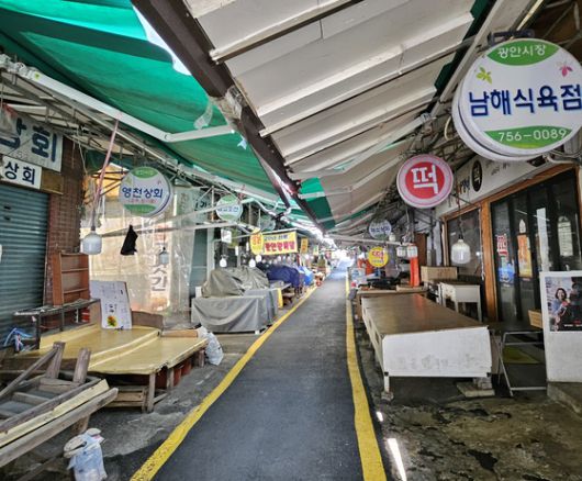 주말에도 문이 닫혀 있는 부산 광안시장의 모습. 김정재 기자