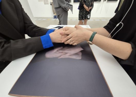 천경우의 사진 '의지하거나 의지되거나' 전시공간에는 사진 속 퍼포먼스처럼 손을 맞잡고 서로를 마주볼 수 있는 공간이 마련됐다. 권근영 기자