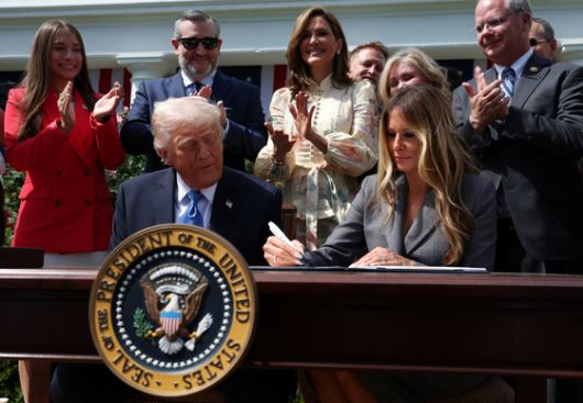 도널드 트럼프 미국 대통령이 19일(현지시간) 미국 워싱턴 백악관에서 케네디 센터 이사회 만찬을 주최하며 연설하고 있다. 로이터=연합뉴스