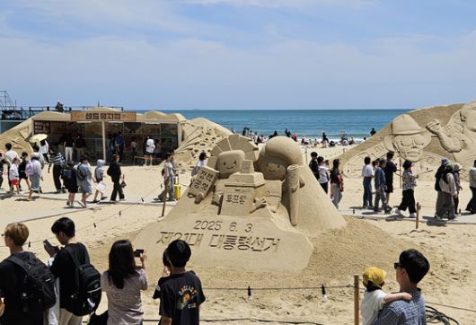 18일 부산 해운대구 해수욕장에서 시민들이 중앙선거관리위원회의 6·3 대선 홍보물을 촬영하고 있다. 김정재 기자