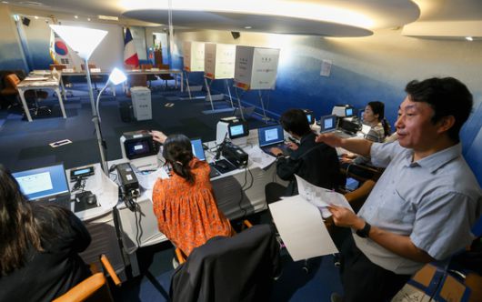 제21대 대통령선거 재외국민 투표를 하루 앞둔 19일(현지시간), 프랑스 파리 16구 주프랑스한국대사관 내 재외투표소에서 선관위 선거관이 투표 사무원들을 대상으로 재외투표 관리 교육을 진행하고 있다. 뉴스1