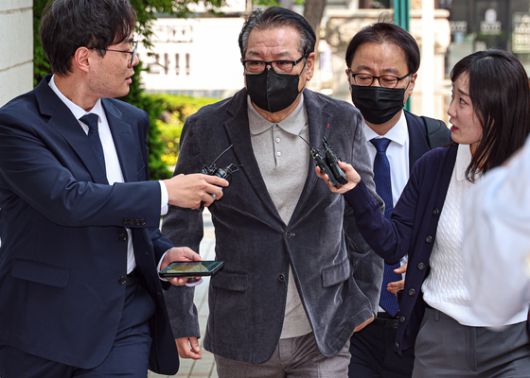 억대 불법 정치자금 수수 혐의로 불구속 기소된 무속인 '건진법사' 전성배씨가 12일 서울남부지방법원에서 열린 두 번째 공판에 출석하고 있다. 뉴스1