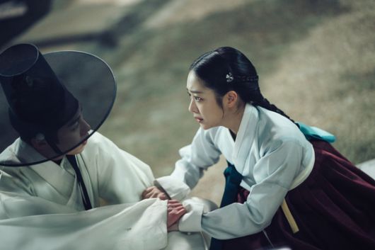 지난 16일 공개된 넷플릭스 오리지널 사극 '탄금'. 웹소설 『탄금: 금을 삼키다』가 원작으로, 홍랑(왼쪽, 이재욱)과 재이(조보아)의 금지된 사랑을 그리는 미스터리 로맨스 사극이다. 사진 넷플릭스