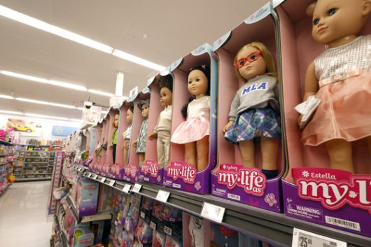 지난 16일(현지시간) 미국 캘리포니아 월마트 아동 장난감 코너에 인형이 진열되어 있습니다. 트럼프 대통령이 관세로 인한 물가 상승과 관련 "아이들은 인형 30개가 아닌 2개만 있어도 괜찮다"고 주장하면서 인형은 관세로 인한 인플레이션을 상징하는 품목으로 인식되고 있다. EPA=연합뉴스