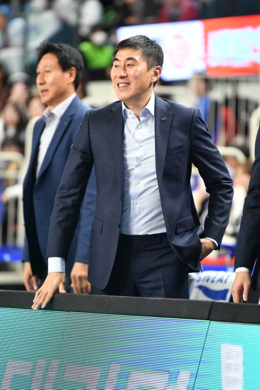 친정팀 KCC 지휘봉을 잡은 이상민 감독. [사진 KBL]