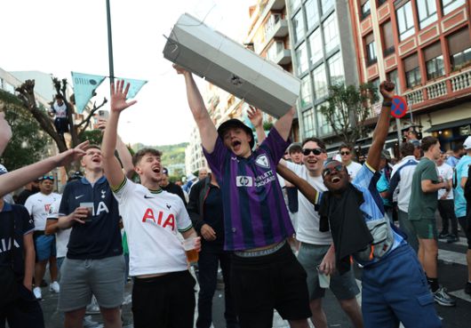 뜯어낸 신호등 치켜든 축구 팬. 로이터=연합뉴스