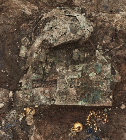 국가유산청이 2020년 경주 황남동 120-2호 무덤에서 출토된 금동관을 보존 처리하는 과정에서 비단벌레 날개 장식을 확인했다고 21일 밝혔다. 사진은 경주 황남동 120-2호분 금동관 출토 상태. 사진 국가유산청