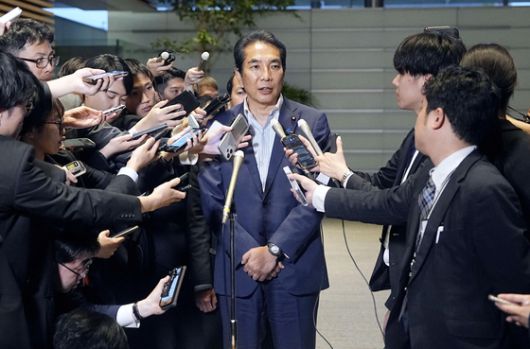 에토 다쿠 농림수산상이 21일 총리 관저에서 기자들의 질문에 답하고 있다. 쌀값 폭등으로 민심이 흉흉한 가운데 그는 "쌀을 산 적이 없다"는 발언으로 물의를 빚었다. 교도·로이터=연합뉴스