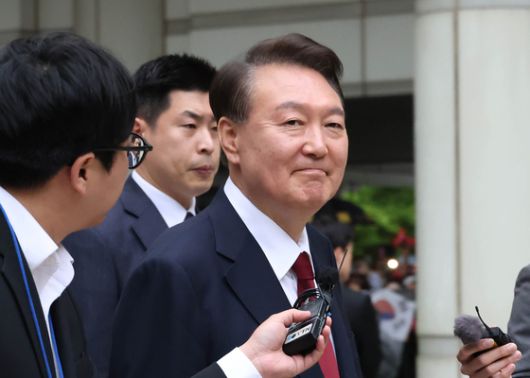 윤석열 전 대통령이 19일 서울 서초구 중앙지방법원에서 열린 내란 우두머리 혐의, 직권남용 권리행사방해 혐의 사건 4차 공판을 마친 뒤 법정을 나서고 있다. 뉴스1