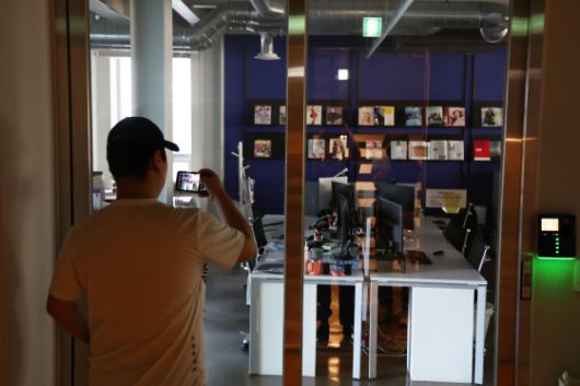 지난해 8월 알렛츠가 서비스 종료를 공지한 후 피해자가 알렛츠 운영사인 인터스텔라 사무실을 방문한 모습. 연합뉴스