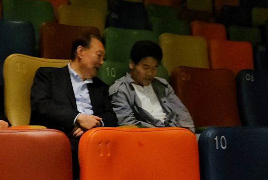 윤석열 전 대통령과 전직 한국사 학원 강사 전한길(오른쪽)씨가 21일 오전 서울 동대문 한 극장에서 영화 ‘부정선거, 신의 작품인가’ 관람을 앞두고 대화를 나누고 있다. 뉴스1