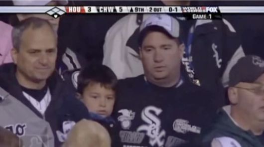 교황은 실제 이 팀의 팬이라 2005년 이 관람석에 앉아 월드시리즈를 보기도 했다(가장 왼쪽). [사진=폭스 중계화면 캡처]