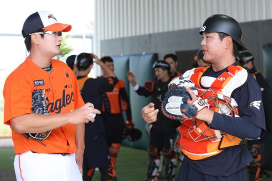 한화 김서현(왼쪽)과 친형인 불펜포수 김지현 씨. 사진 한화 이글스