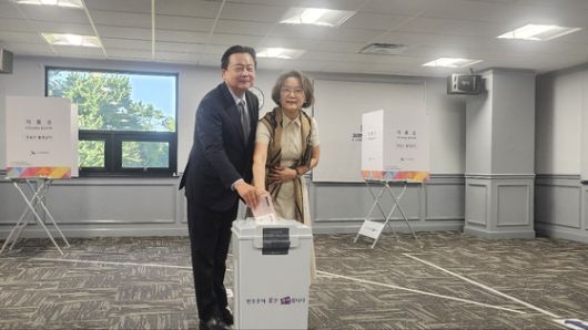 20일(현지시간) 미국 워싱턴DC 인근 버지니아 애넌데일 코리안커뮤니티센터에서 제21대 대선 재외국민투표가 실시됐다. 조현동 주미대사도 이날 오전 배우자와 함께 투표에 참여했다. 워싱턴=강태화 특파원