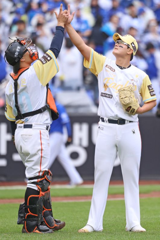 한화 김서현의 트레이드 마크인 승리 세리머니. 사진 한화 이글스