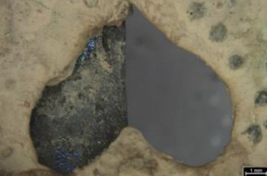 경주 황남동 120-2호 무덤에서 출토된 금동관을 보존 처리하는 과정에서 비단벌레 날개 장식이 확인했다. 거꾸로 된 하트 모양 중 왼쪽이 비단벌레 날개 장식이 붙어 있는 부분이고 오른쪽은 떨어져나가 구멍 상태다. 사진 국가유산청