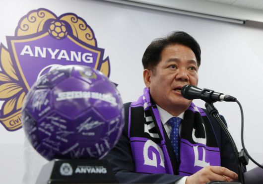 프로축구 FC안양의 구단주인 최대호 안양시장이 20일 안양종합운동장 미디어실에서 심판 판정 관련 공식 기자회견을 했다. [뉴스1]