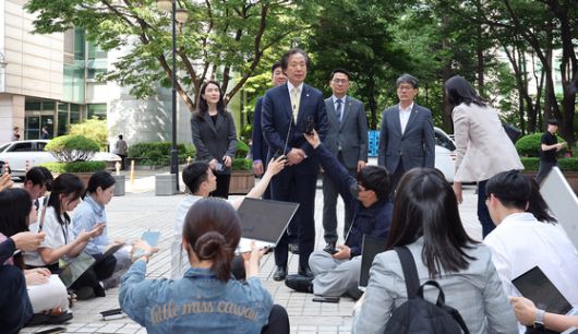 정기석 국민건강보험공단 이사장이 22일 오후 서울 서초구 서울고등법원에서 열리는 담배소송 항소심 최종변론(12차)을 앞두고 기자회견을 하고 있다. 뉴스1