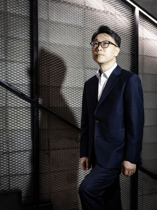 김진욱 초대 공수처장은 중립성 수호가 공수처의 핵심이라고 강조했다. 월간중앙과 인터뷰 도중 생각에 잠긴 김 초대공수처장. 최기웅 기자