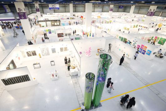 22일 코엑스에서 '조형아트서울 2025'가 개막했다. 앞에 두 개의 기둥 모양 조형물은 권치규의 ‘Resilience-성장기’(2025). 연합뉴스