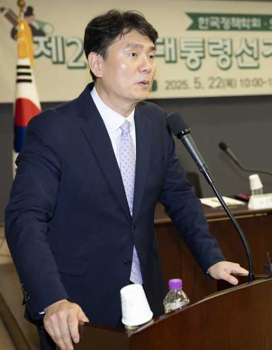 제21대 대통령선거 공약평가 대토론회가 22일 서울 프레스센터에서 열렸다. 이날 참석자들은 대선후보들의 사회 경제 분야 공약과 관련해 토론을 벌였다. 박형준 한국정책학회장이 인사말을 하고 있다. 전민규 기자