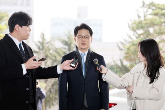 더불어민주당 의원들과 지지자들이 17일 오전 서울 여의도 국회 본청 계단에서 윤석열정권 검사독재 규탄대회를 하고 있다. 이재명 대표가 연설을 하고 있다. 장진영 기자