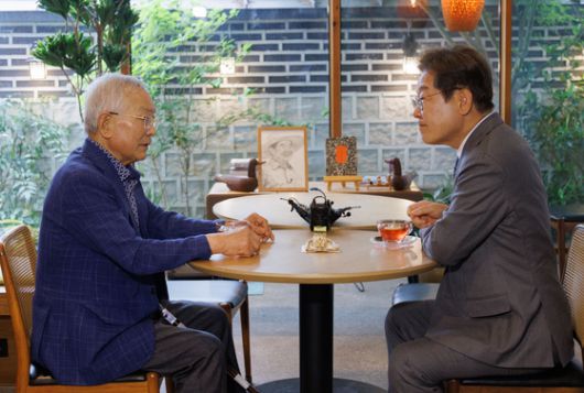 더불어민주당 이재명 대선 후보와 송기인 신부가 22일 오후 경남 양산시 소소서원에서 차담을 나누고 있다. 김성룡 기자