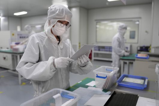 2025년 3월 20일 중국 저장성 위야오에 위치한 반도체 업체에서 기술자가 일하고 있다. 신화=연합뉴스