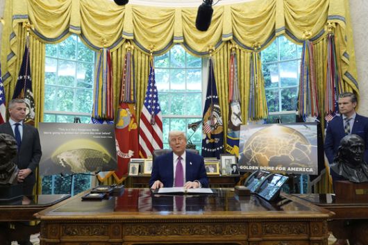 도널드 트럼프 미국 대통령이 20일(현지시간) 워싱턴 백악관 집무실에서 미사일 방어체계인 ‘골든돔’을 자신의 임기가 끝나는 2029년 1월까지 실전 배치하겠다는 계획을 발표했다. [AFP=연합뉴스]