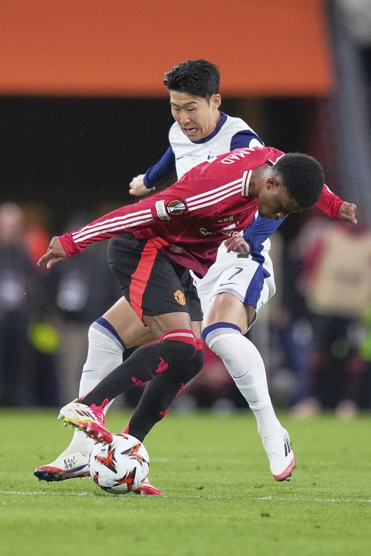 토트넘 공격수 손흥민이 22일 맨유와의 유로파리그 결승에 교체투입돼 볼경합을 펼치고 있다. [AP=연합뉴스]