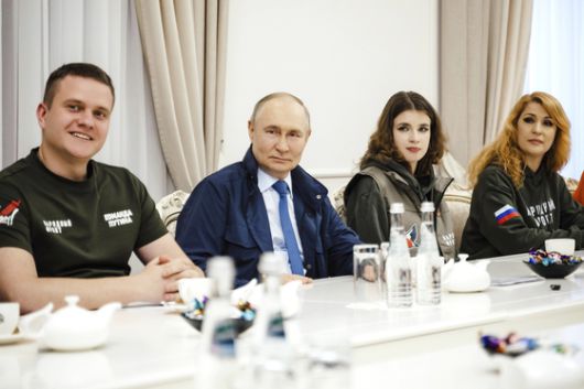 러시아 대통령 공보실이 2025년 5월 21일 공개한 사진에서 블라디미르 푸틴 러시아 대통령(왼쪽 둘째)이 러시아 쿠르스크 지역에서 자원봉사자들과의 모임에 참석하고 있다. AP=연합뉴스