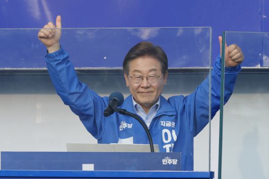이재명 더불어민주당 대통령 후보가 사흘째 수도권 표심잡기에 나선 21일 오후 자신의 지역구인 인천 계양구 계양역을 찾아 '엄지척'을 하며 지지를 호소하고 있다. 뉴스1