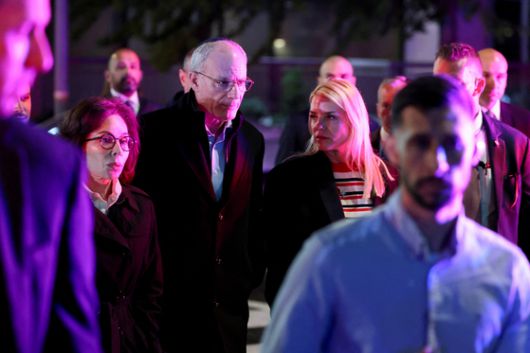 팸 본디 미국 법무장관과 예치엘 라이터 주미 이스라엘 대사가 21일(현지시간) 이스라엘 대사관 직원 2명이 총격 테러로 사망한 현장에서 이야기를 나누고 있다. 로이터=연합뉴스