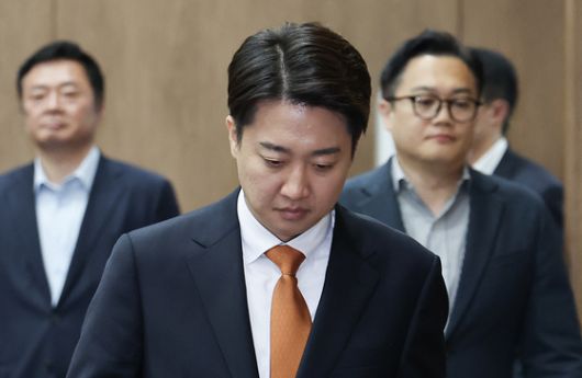 이준석 개혁신당 대선 후보가 22일 오후 국회 소통관에서 긴급기자회견을 하기 위해 걸어오고 있다. 임현동 기자/20250522